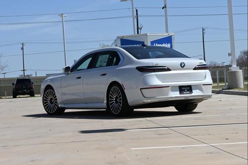 Mineral White Metallic 2026 BMW i7 xDrive60
