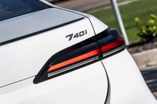 2025 BMW 740 i