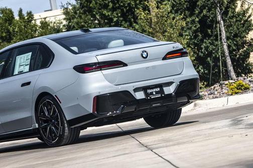2025 BMW 740 i