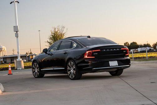 2023 Volvo S90 B6 Plus