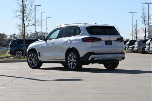 Mineral White Metallic 2026 BMW X5 sDrive40i