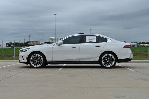 Alpine White 2026 BMW 530 530i