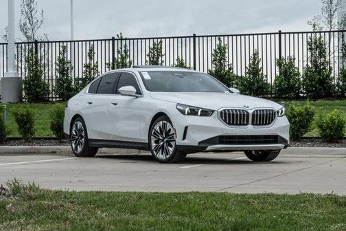 Alpine White 2026 BMW 530 530i