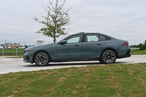 Cape York Green Metallic 2027 BMW 530 i