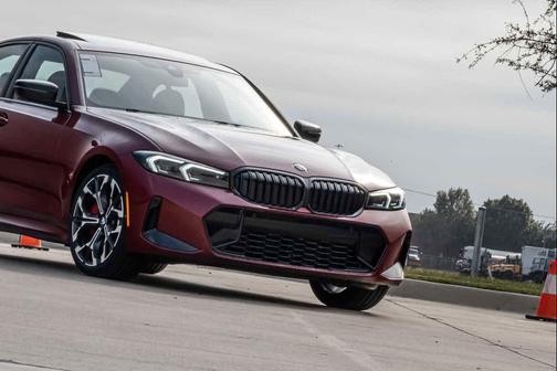 Vegas Red Metallic 2026 BMW 330 330i