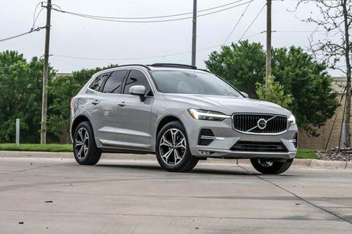 Silver Dawn Metallic 2022 Volvo XC60 B5 Momentum