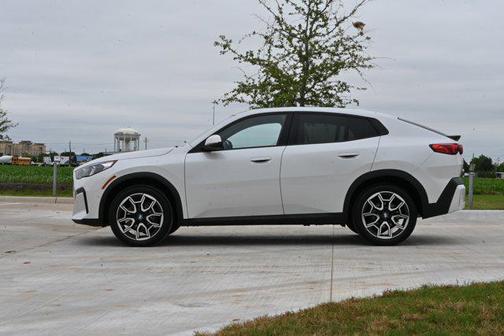 Mineral White Metallic 2025 BMW X2 xDrive28i