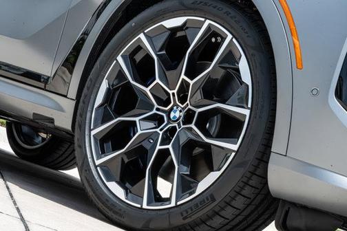 Frozen Pure Grey Metallic 2027 BMW X7 xDrive40i