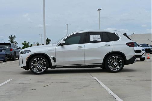 Mineral White Metallic 2026 BMW X5 PHEV xDrive50e