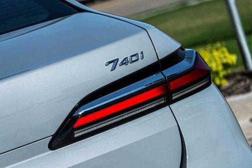 2025 BMW 740 i
