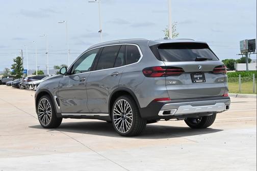 Skyscraper Grey Metallic 2026 BMW X5 xDrive40i