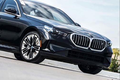 Black Sapphire Metallic 2025 BMW i5 eDrive40