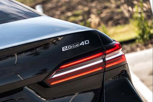 Black Sapphire Metallic 2025 BMW i5 eDrive40
