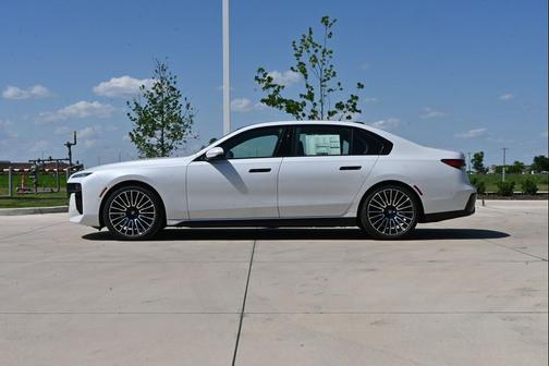 Mineral White Metallic 2026 BMW 740 xDrive