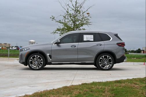 Skyscraper Grey Metallic 2026 BMW X5 xDrive40i