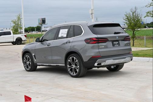 Skyscraper Grey Metallic 2026 BMW X5 xDrive40i