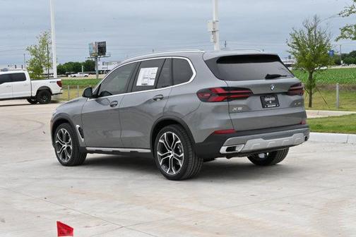 Skyscraper Grey Metallic 2026 BMW X5 xDrive40i