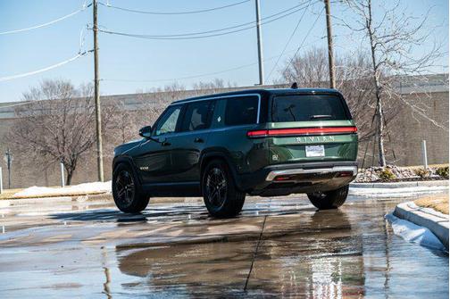 2023 Rivian R1S Adventure Quad-Motor Large Package