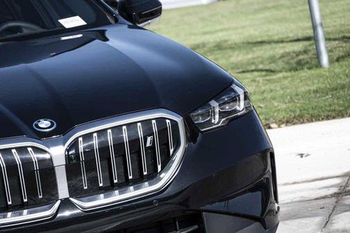 Black Sapphire Metallic 2026 BMW i5 eDrive40