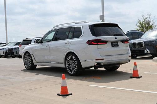 Mineral White Metallic 2026 BMW X7 xDrive40i