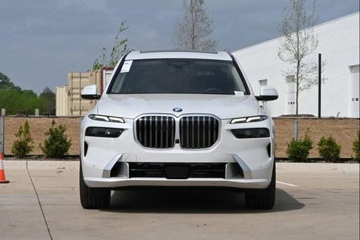 Mineral White Metallic 2026 BMW X7 xDrive40i