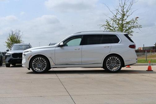 Mineral White Metallic 2026 BMW X7 xDrive40i