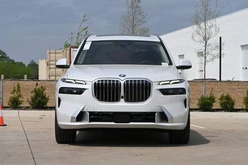 Mineral White Metallic 2026 BMW X7 xDrive40i
