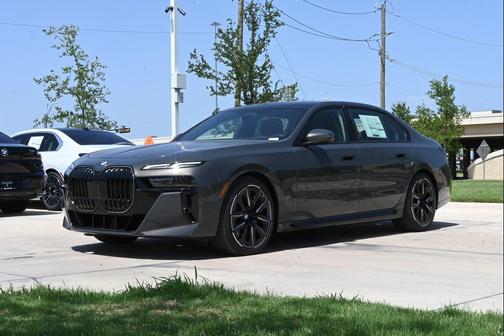 Dravit Grey Metallic 2026 BMW 740 740i