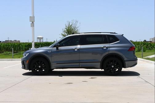 Platinum Gray Metallic 2021 Volkswagen Tiguan 2.0T SE R-Line Black