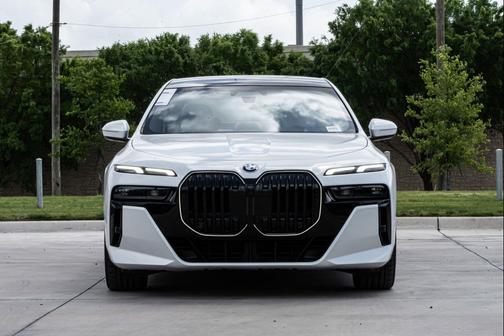 Mineral White Metallic 2026 BMW 760 xDrive