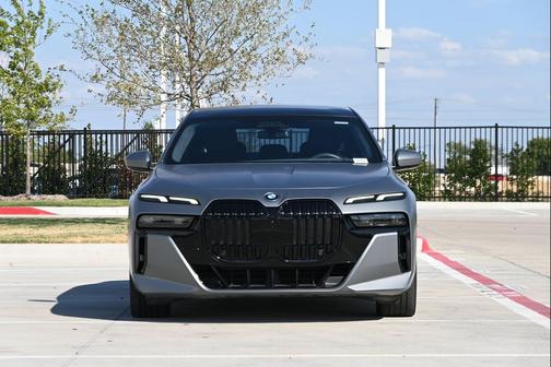 Frozen Pure Grey Metallic 2023 BMW i7 xDrive60