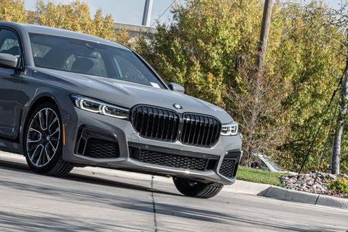 2022 BMW 740 i