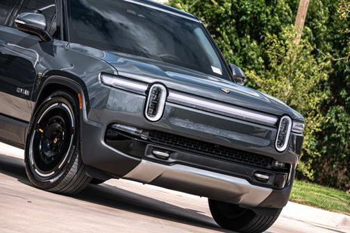 2025 Rivian R1S Adventure