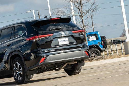 2022 Toyota Highlander Hybrid XLE