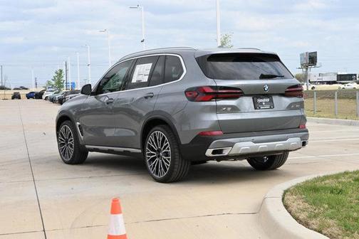 Skyscraper Grey Metallic 2026 BMW X5 xDrive40i