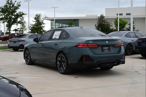 Cape York Green Metallic 2027 BMW i5 eDrive40