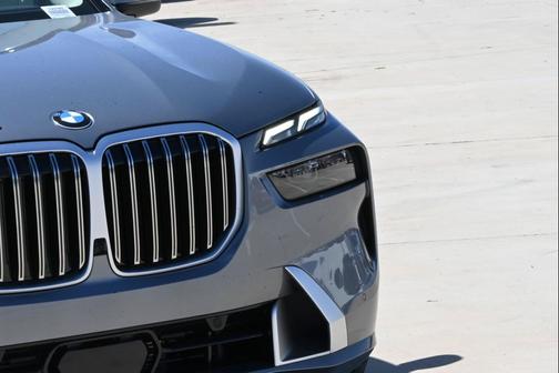 Skyscraper Grey Metallic 2026 BMW X7 xDrive40i