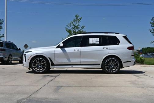 Mineral White Metallic 2027 BMW X7 xDrive40i