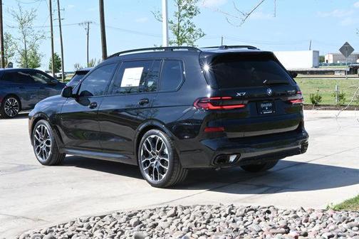 Black Sapphire Metallic 2026 BMW X7 xDrive40i