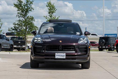 Copper Ruby Metallic 2024 Porsche Macan Macan