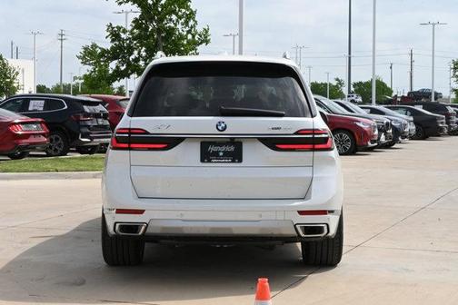 Mineral White Metallic 2026 BMW X7 xDrive40i
