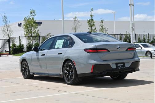 Brooklyn Grey Metallic 2026 BMW 740 740i