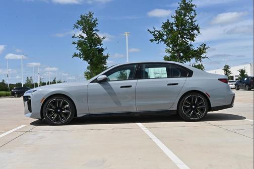 Brooklyn Grey Metallic 2026 BMW 740 740i