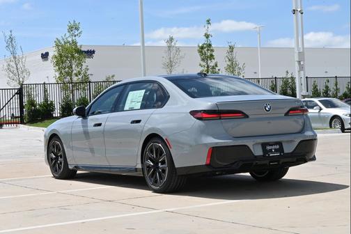 Brooklyn Grey Metallic 2026 BMW 740 740i
