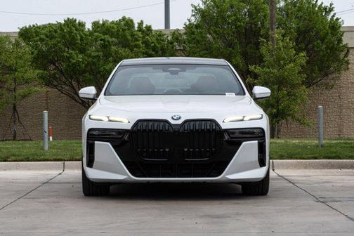 Mineral White Metallic 2023 BMW 740 i