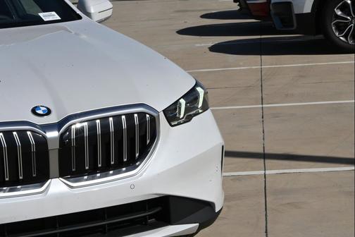 Mineral White Metallic 2026 BMW 530 xDrive