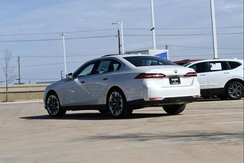 Mineral White Metallic 2026 BMW 530 xDrive