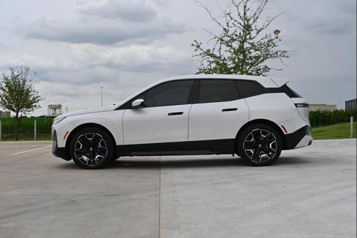 Mineral White Metallic 2024 BMW iX xDrive50