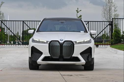 Mineral White Metallic 2024 BMW iX xDrive50