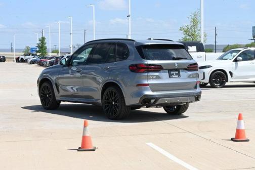 Skyscraper Grey Metallic 2026 BMW X5 xDrive40i